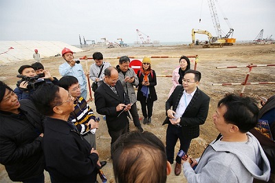在中科炼化项目建设工地听介绍并记录。.jpg